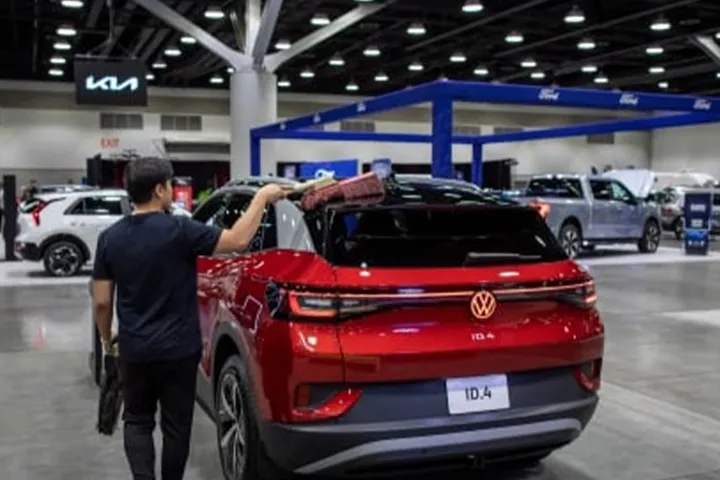 تمایل دولت به روی آوردن کانادایی‌ها به خودروهای برقی و بی‌علاقگی کانادایی‌ها به این دست خودروها